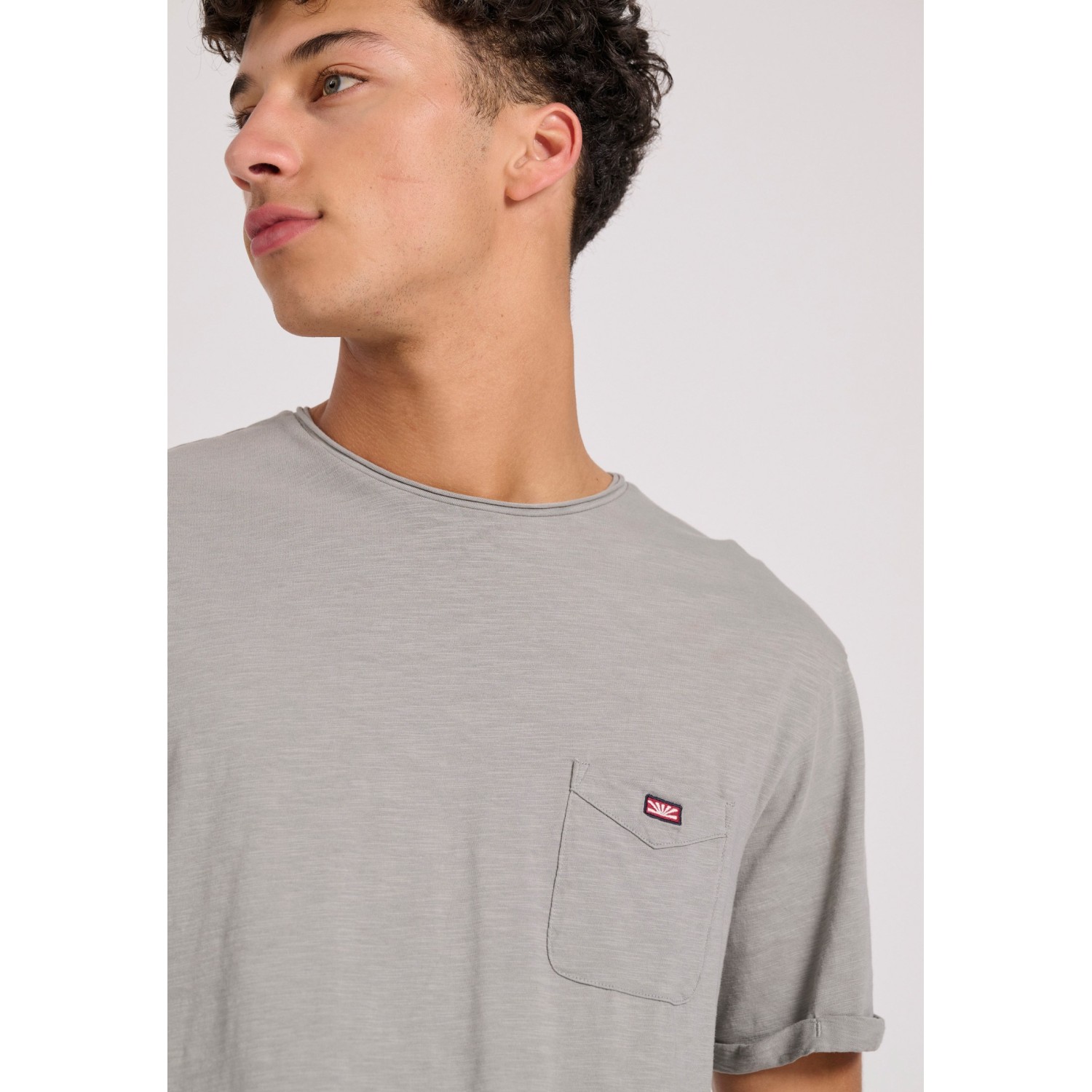 Βαμβακερό t-shirt με τσέπη στο στήθος