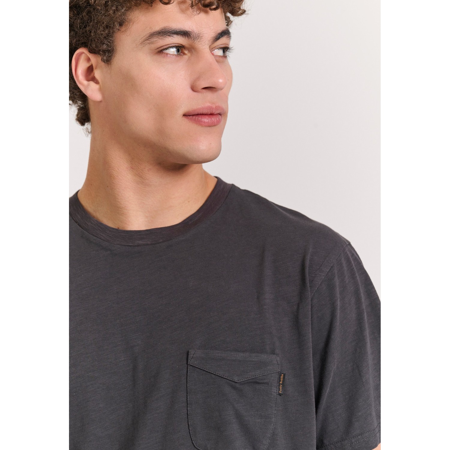 Βαμβακερό t-shirt με τσέπη στο στήθος