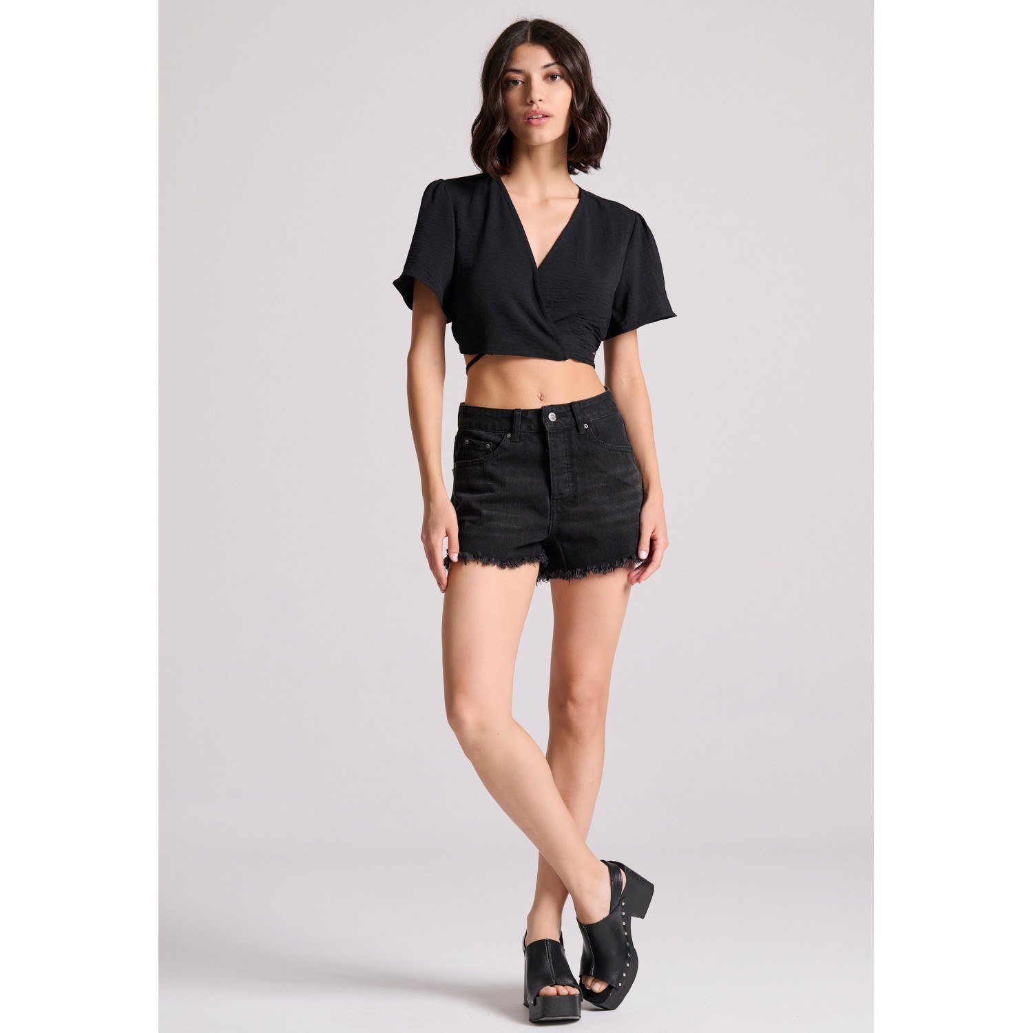 Γυναικείο cutoff τζιν σορτς με whisker details