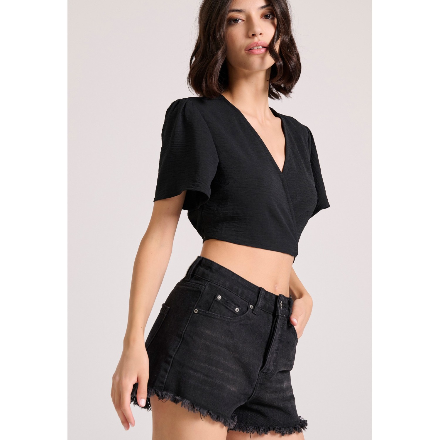 Γυναικείο cutoff τζιν σορτς με whisker details
