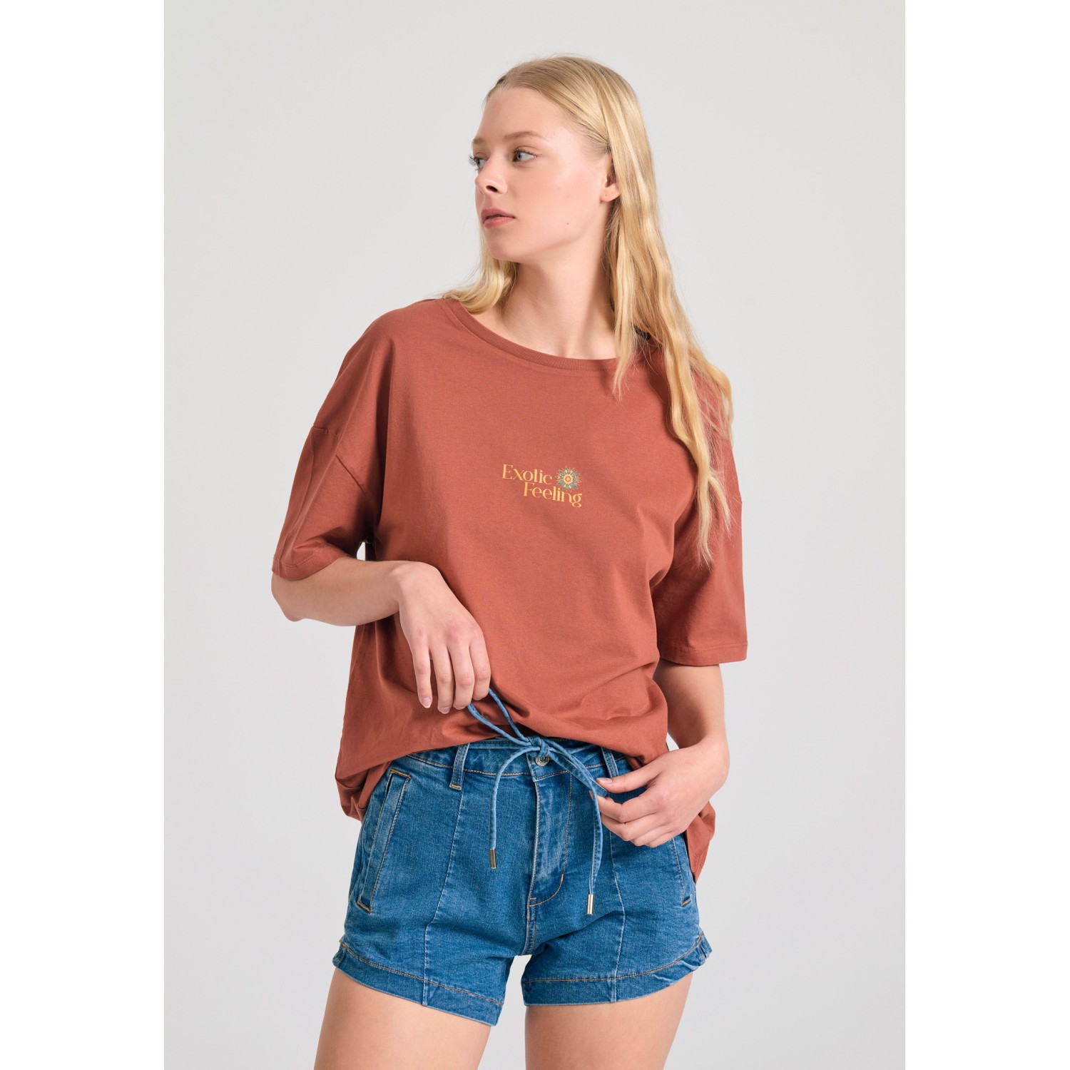 Γυναικείο loose fit t-shirt με exotic τύπωμα στην