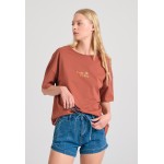 Γυναικείο loose fit t-shirt με exotic τύπωμα στην