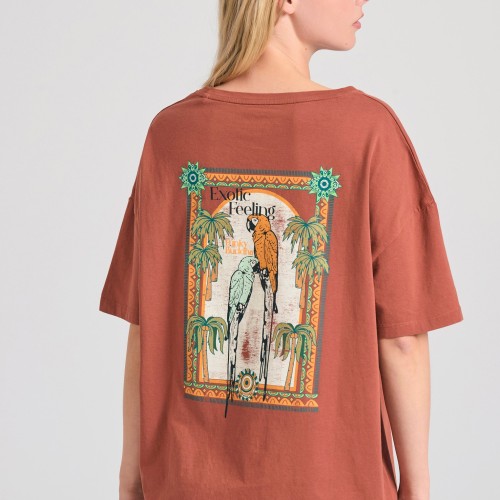 Γυναικείο loose fit t-shirt με exotic τύπωμα στην Γυναικείο loose fit t-shirt με exotic τύπωμα στην