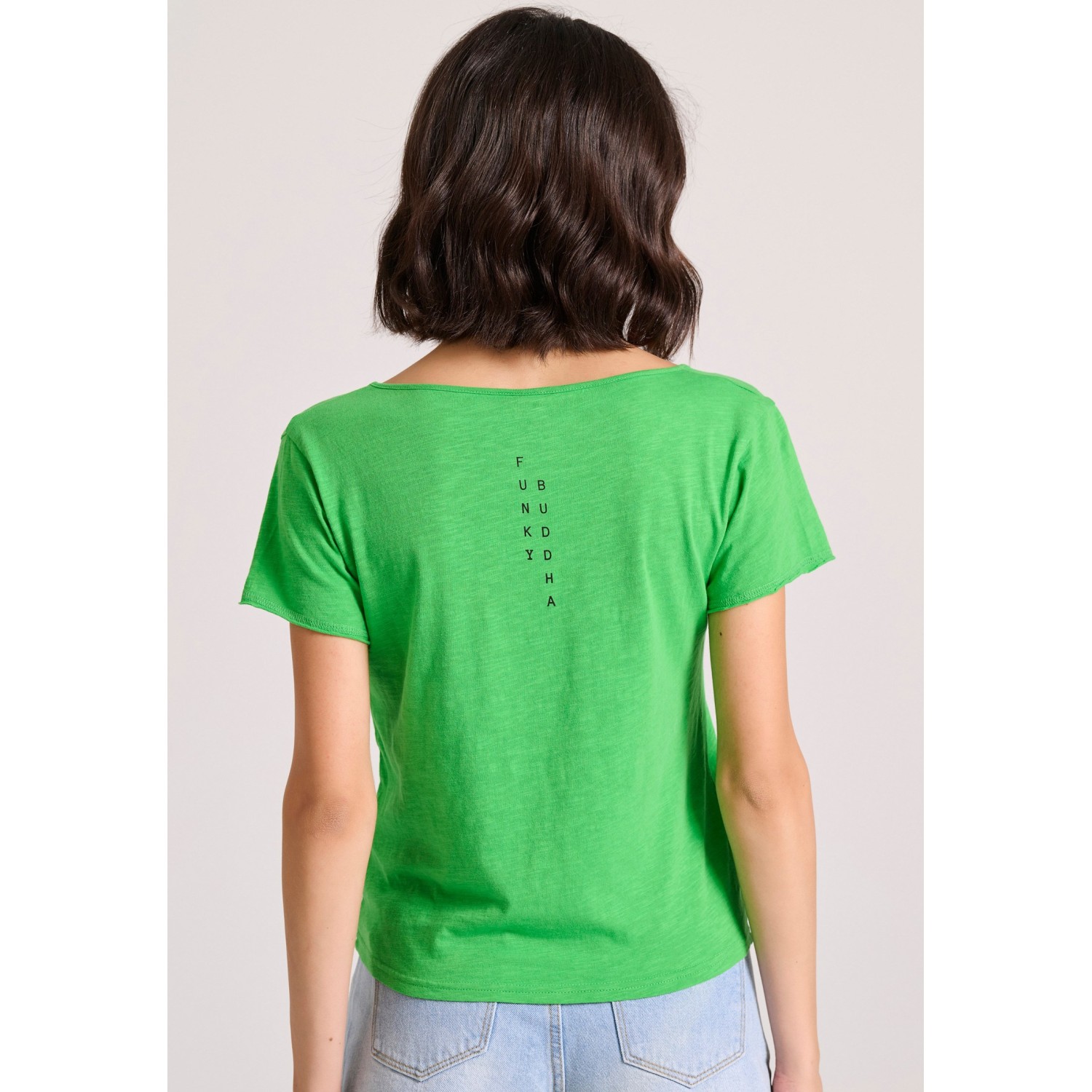 Γυναικείο t-shirt με Funky Buddha τύπωμα στην πλάτ