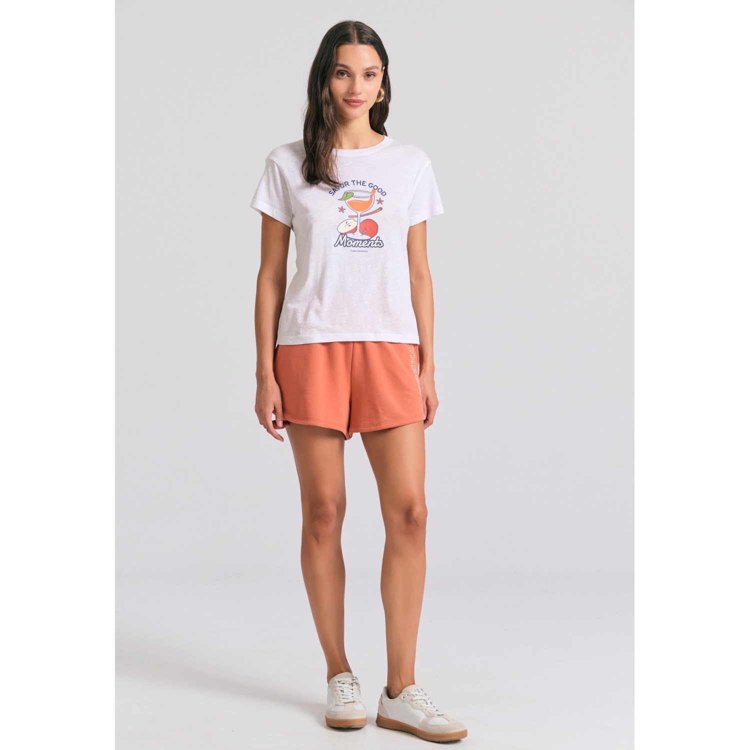 Γυναικείο t-shirt με graphic τύπωμα στο στήθος Γυναικείο t-shirt με graphic τύπωμα στο στήθος