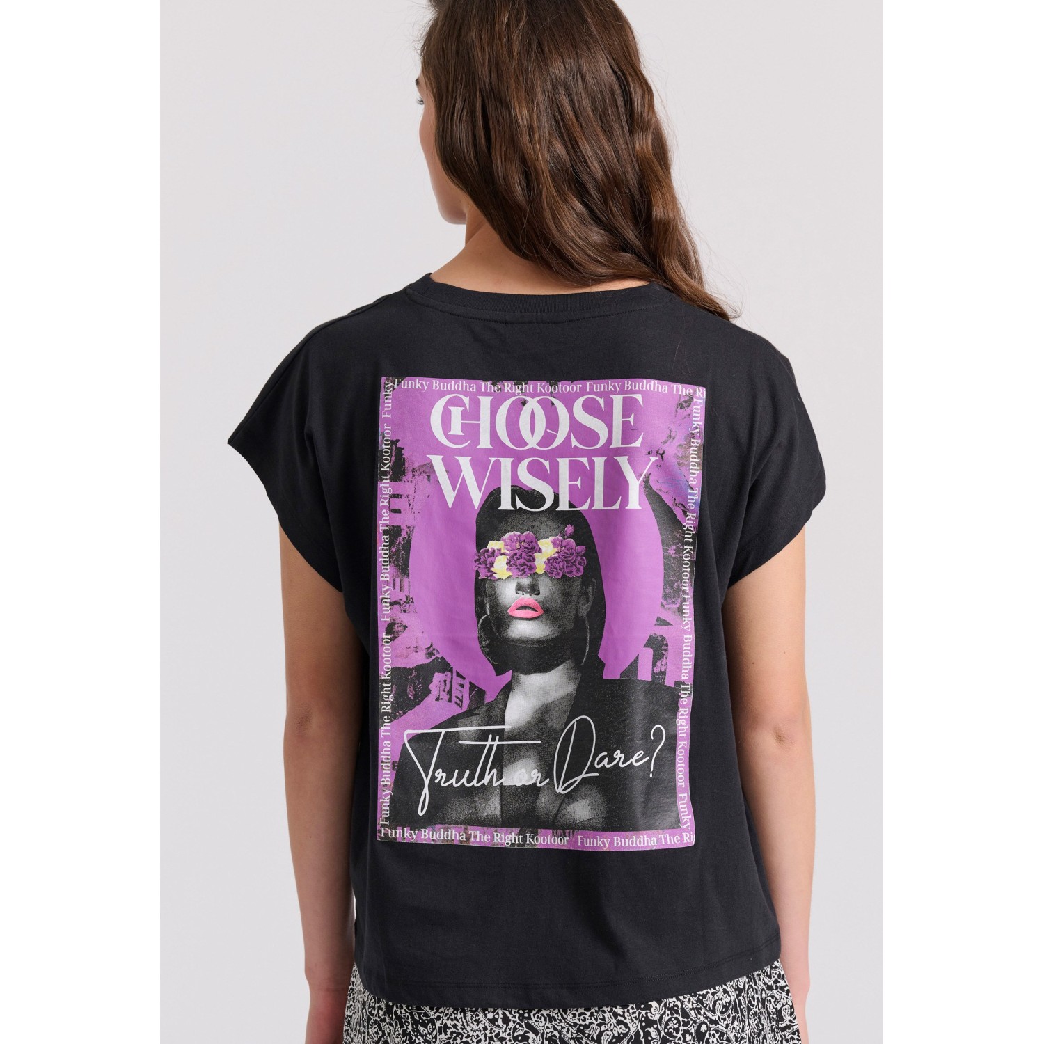 Γυναικείο t-shirt με pop art τύπωμα στην πλάτη