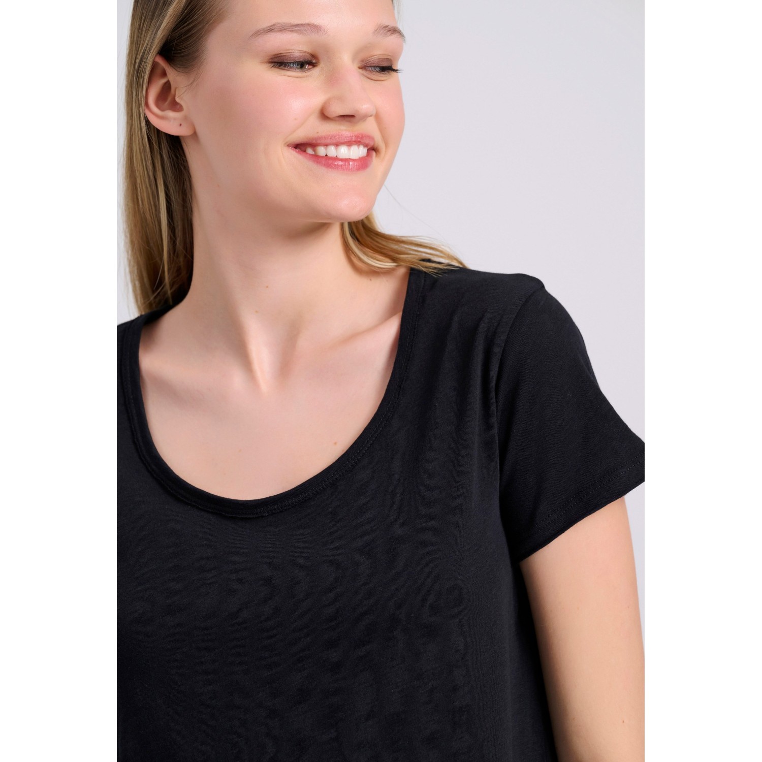 Γυναικείο t-shirt με στρογγυλή λαιμόκοψη - The ess