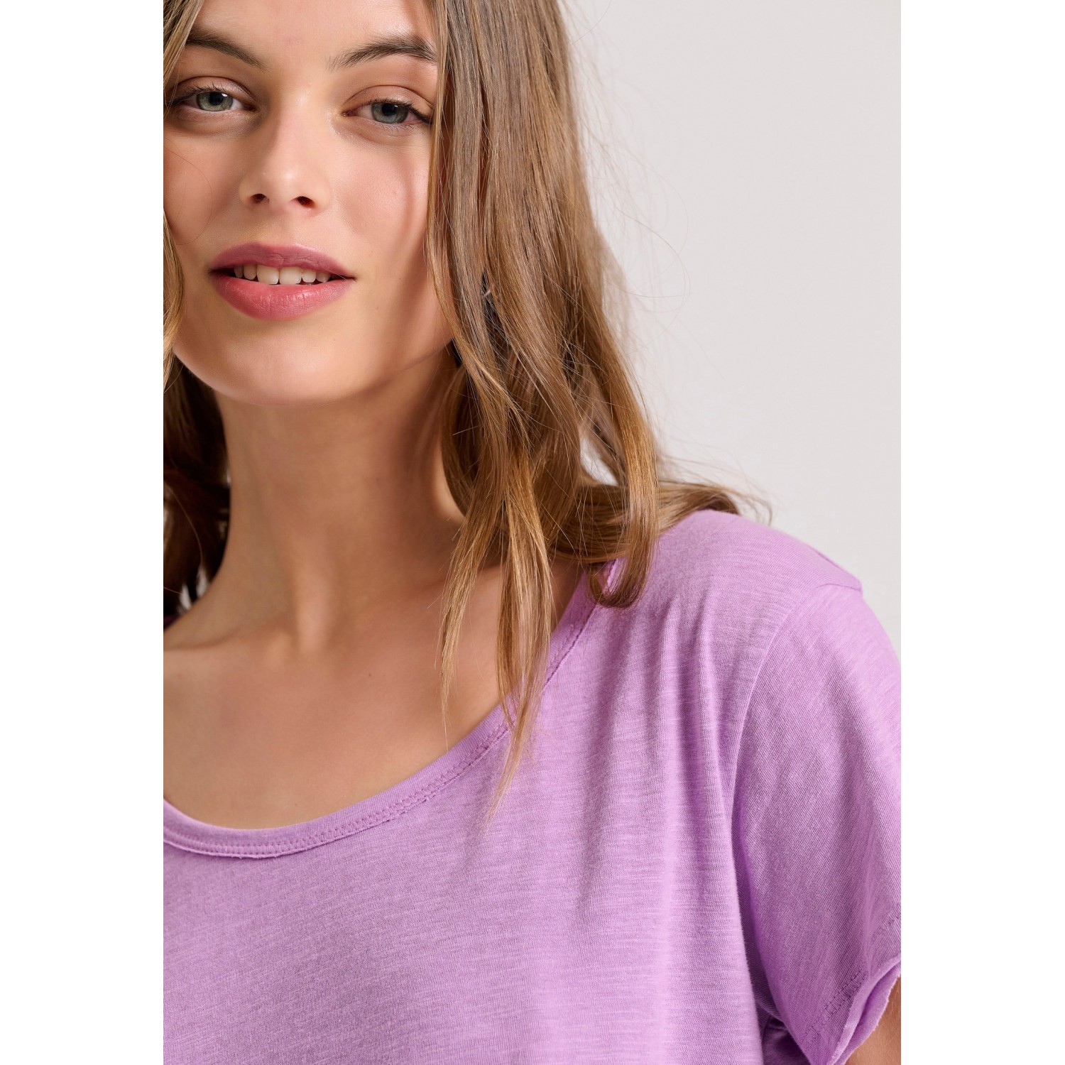 Γυναικείο t-shirt με στρογγυλή λαιμόκοψη - The ess Γυναικείο t-shirt με στρογγυλή λαιμόκοψη - The ess