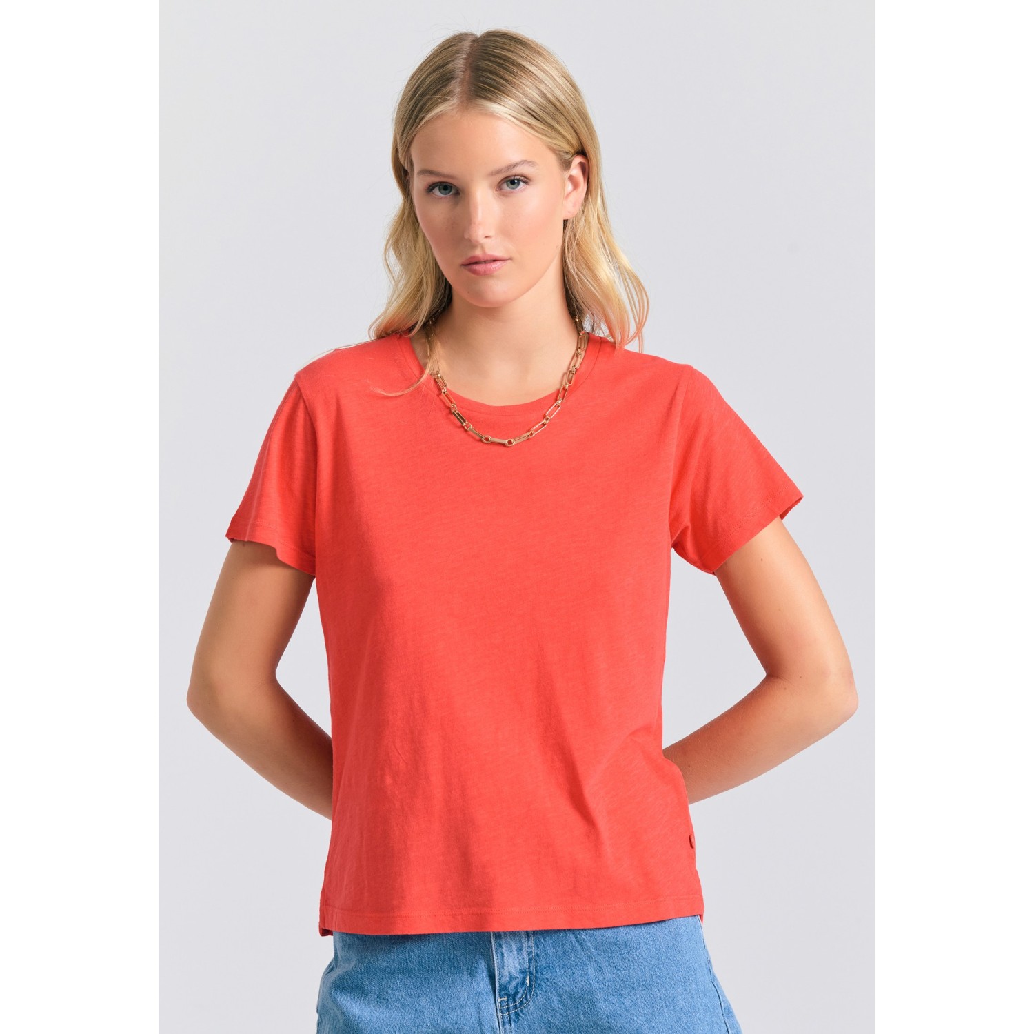 Γυναικείο t-shirt με στρογγυλή λαιμόκοψη - The ess