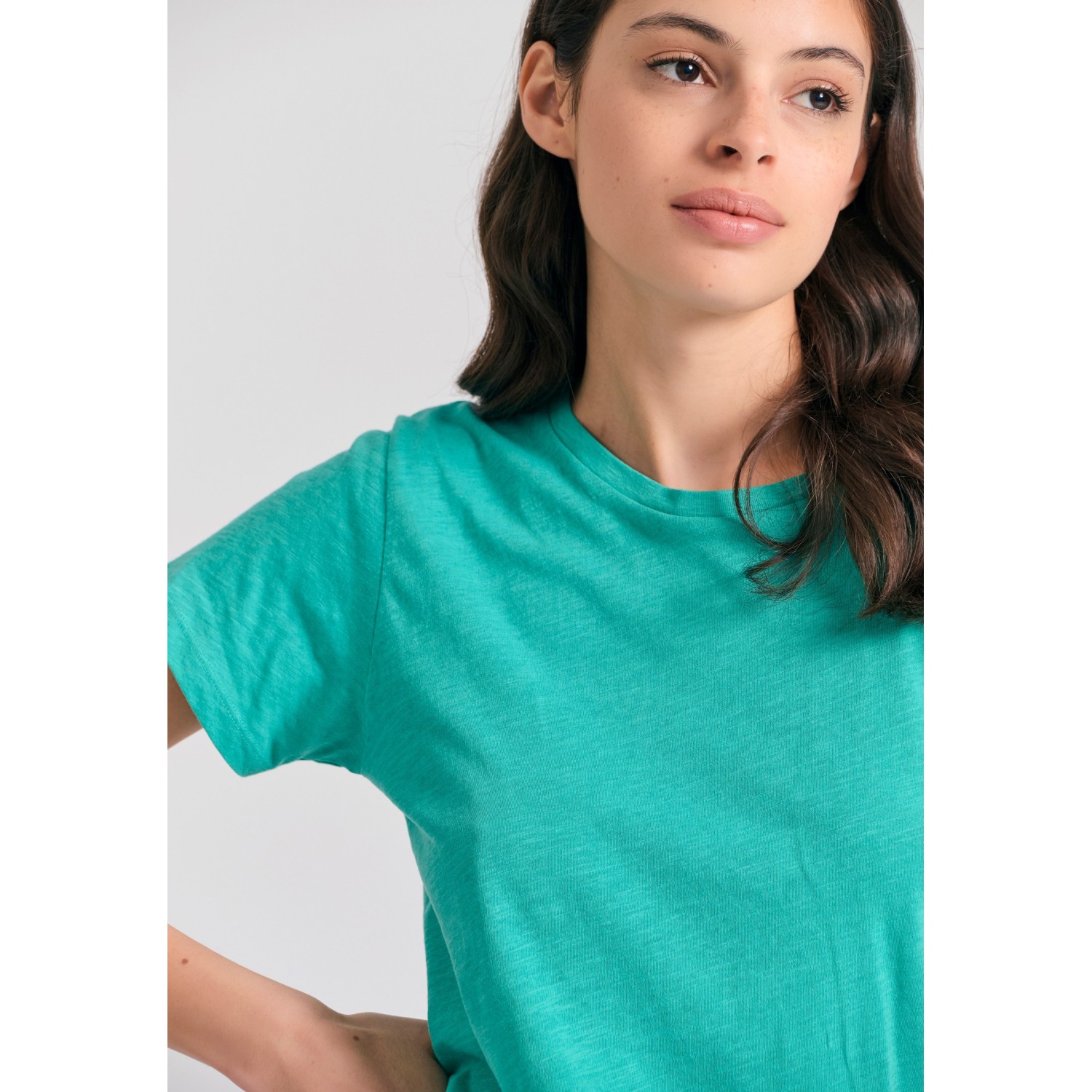 Γυναικείο t-shirt με στρογγυλή λαιμόκοψη - The ess