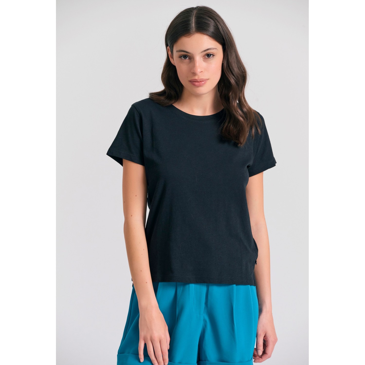 Γυναικείο t-shirt με στρογγυλή λαιμόκοψη - The ess
