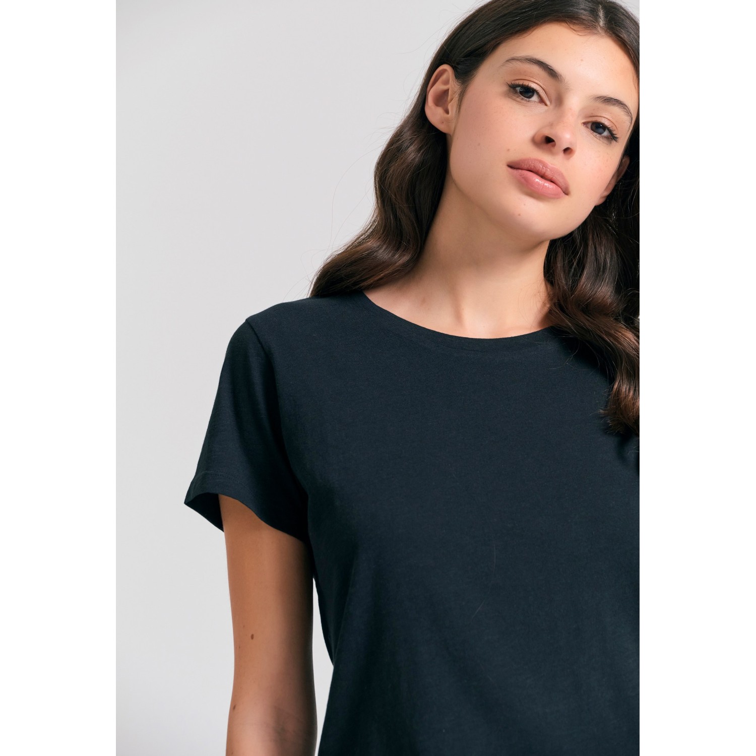 Γυναικείο t-shirt με στρογγυλή λαιμόκοψη - The ess