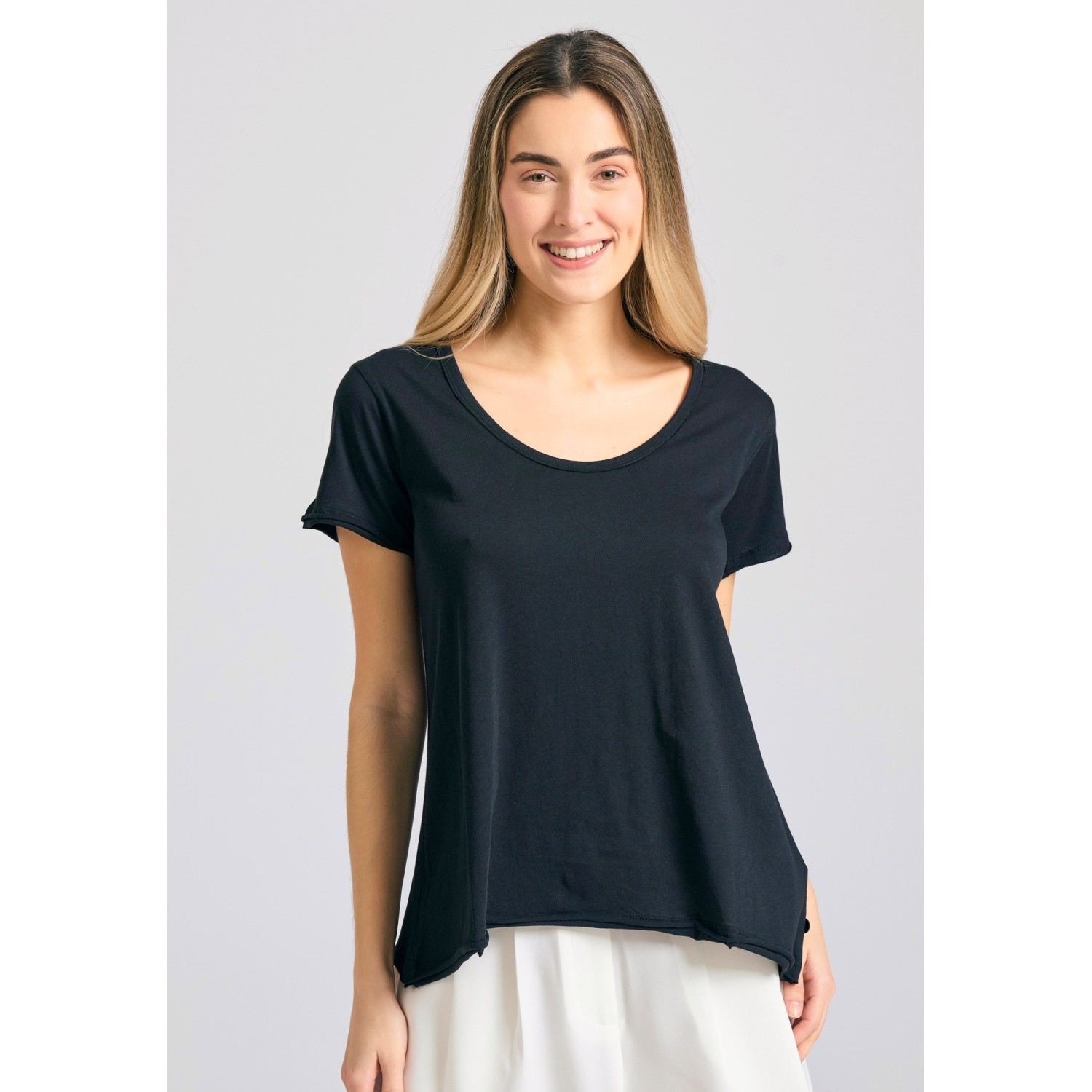 Γυναικείο t-shirt με στρογγυλή λαιμόκοψη - The ess