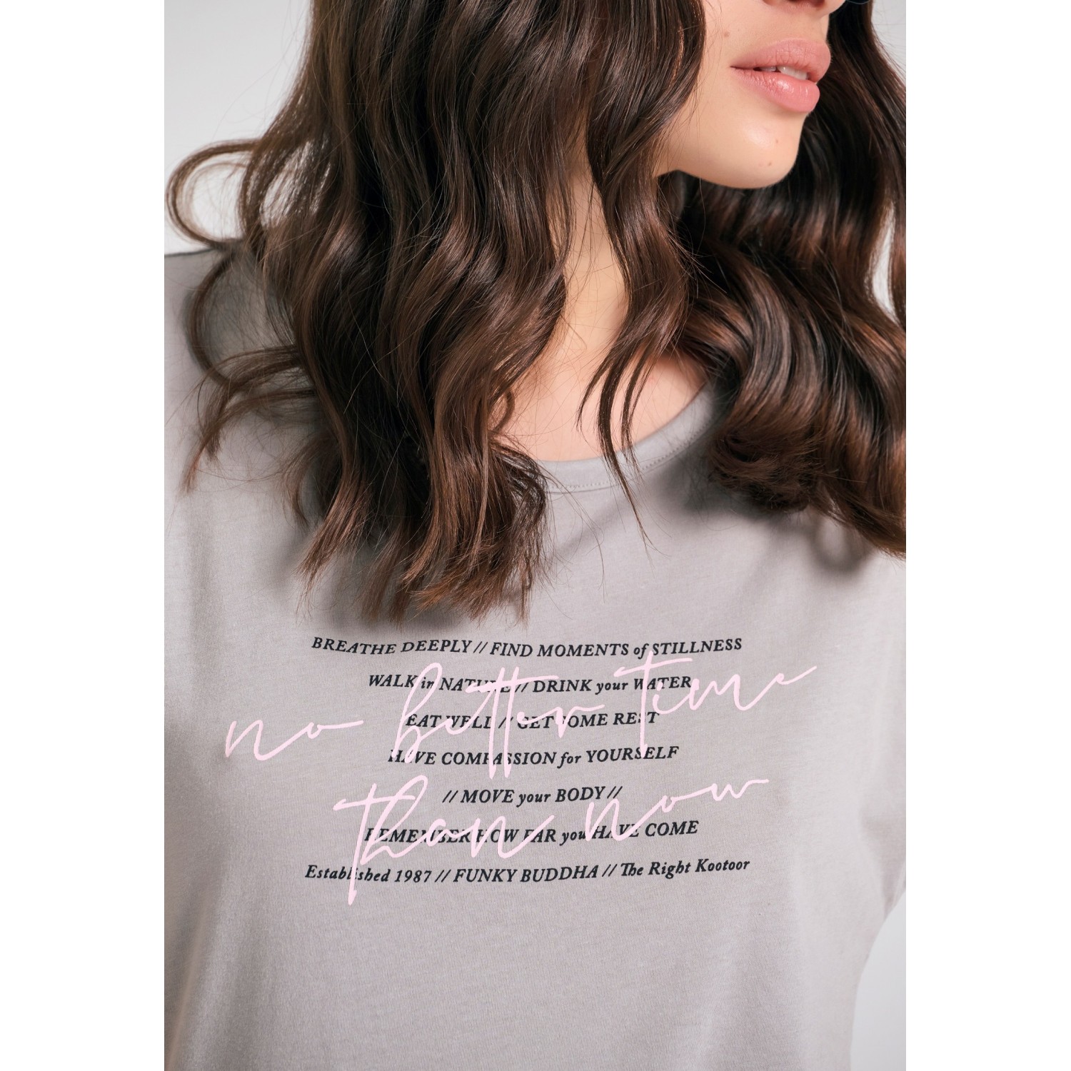 Γυναικείο t-shirt με τύπωμα text artwork και ανοιχ