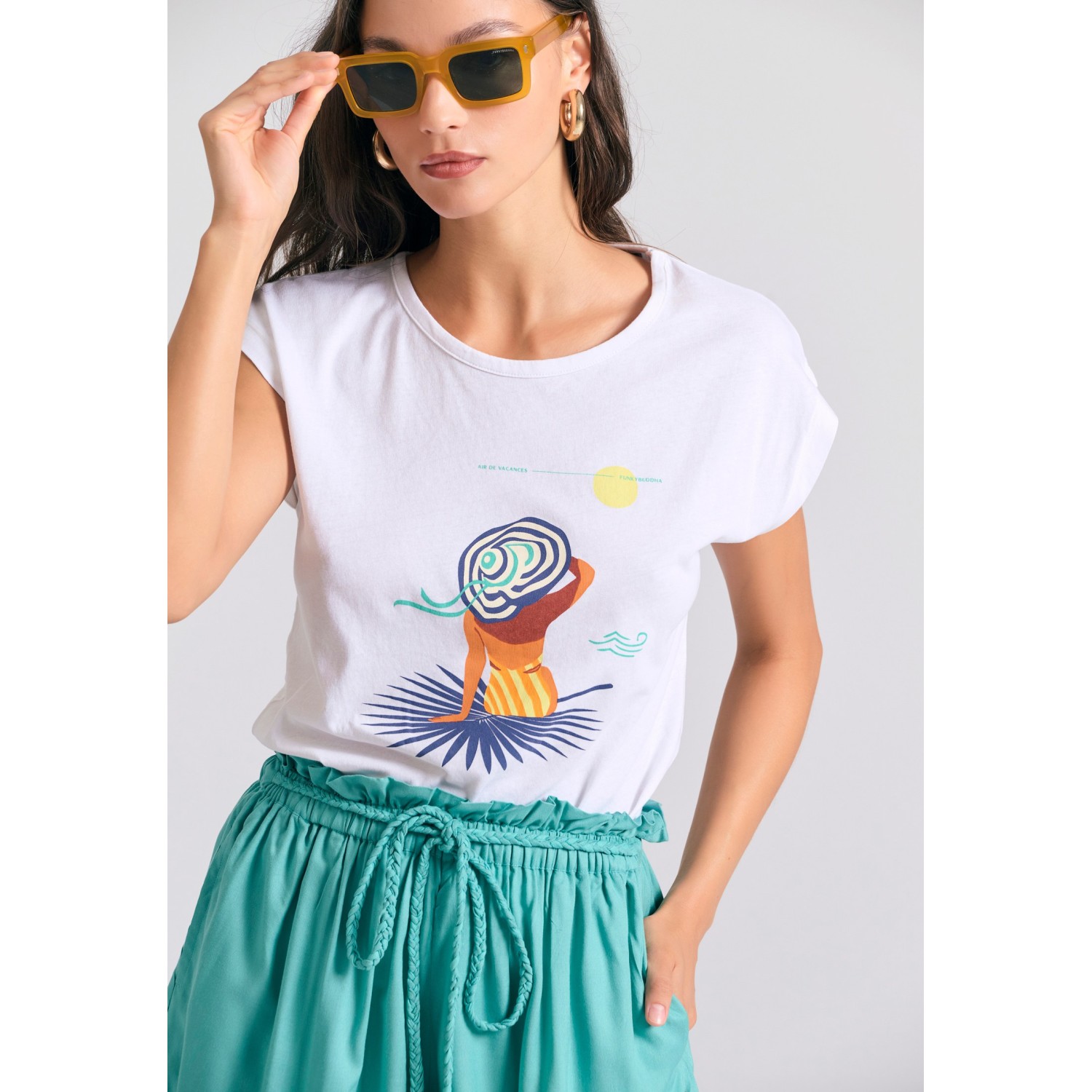 Γυναικείο t-shirt με τύπωμα και ανοιχτή πλάτη Γυναικείο t-shirt με τύπωμα και ανοιχτή πλάτη