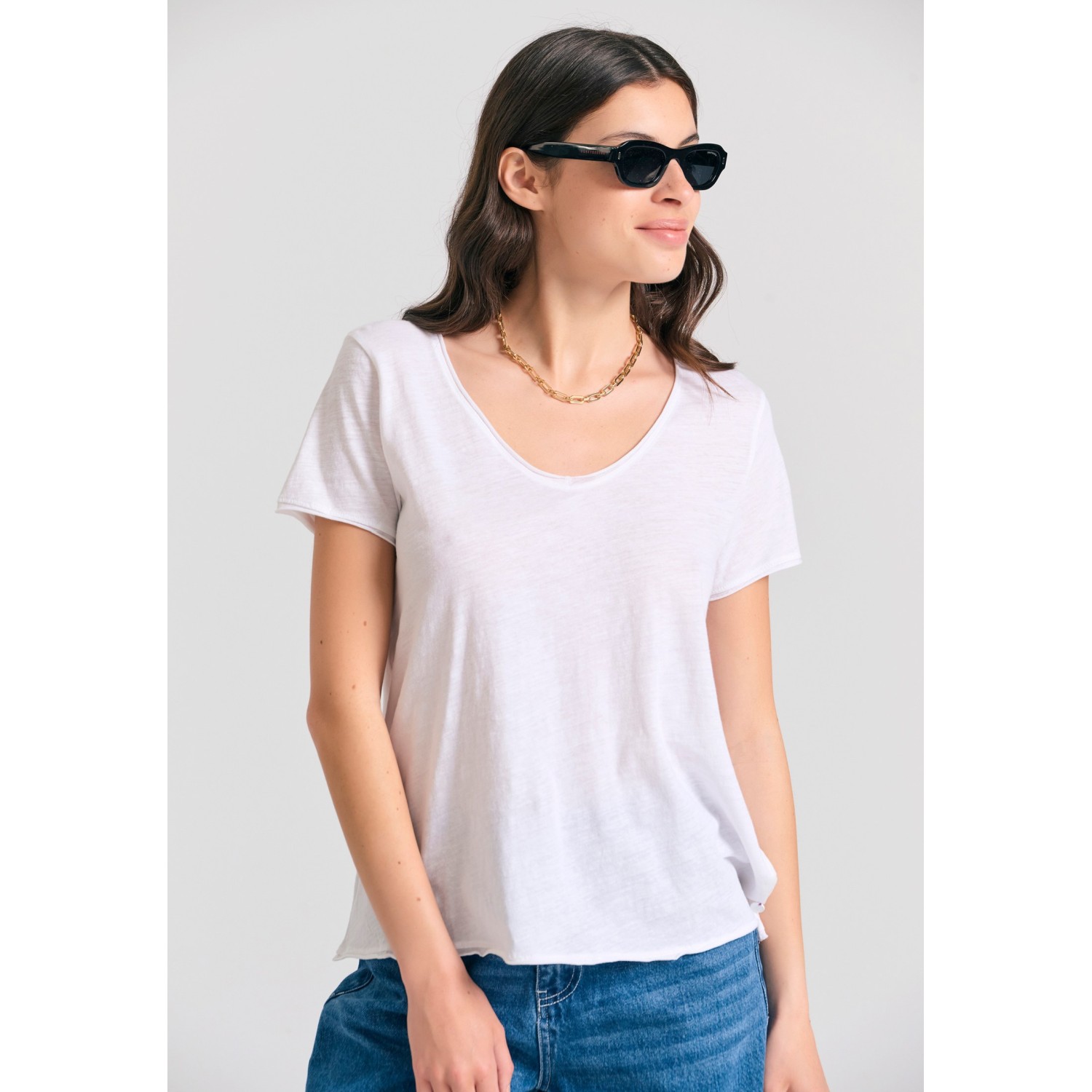 Γυναικείο V-neck t-shirt με raw edges - The essent Γυναικείο V-neck t-shirt με raw edges - The essent