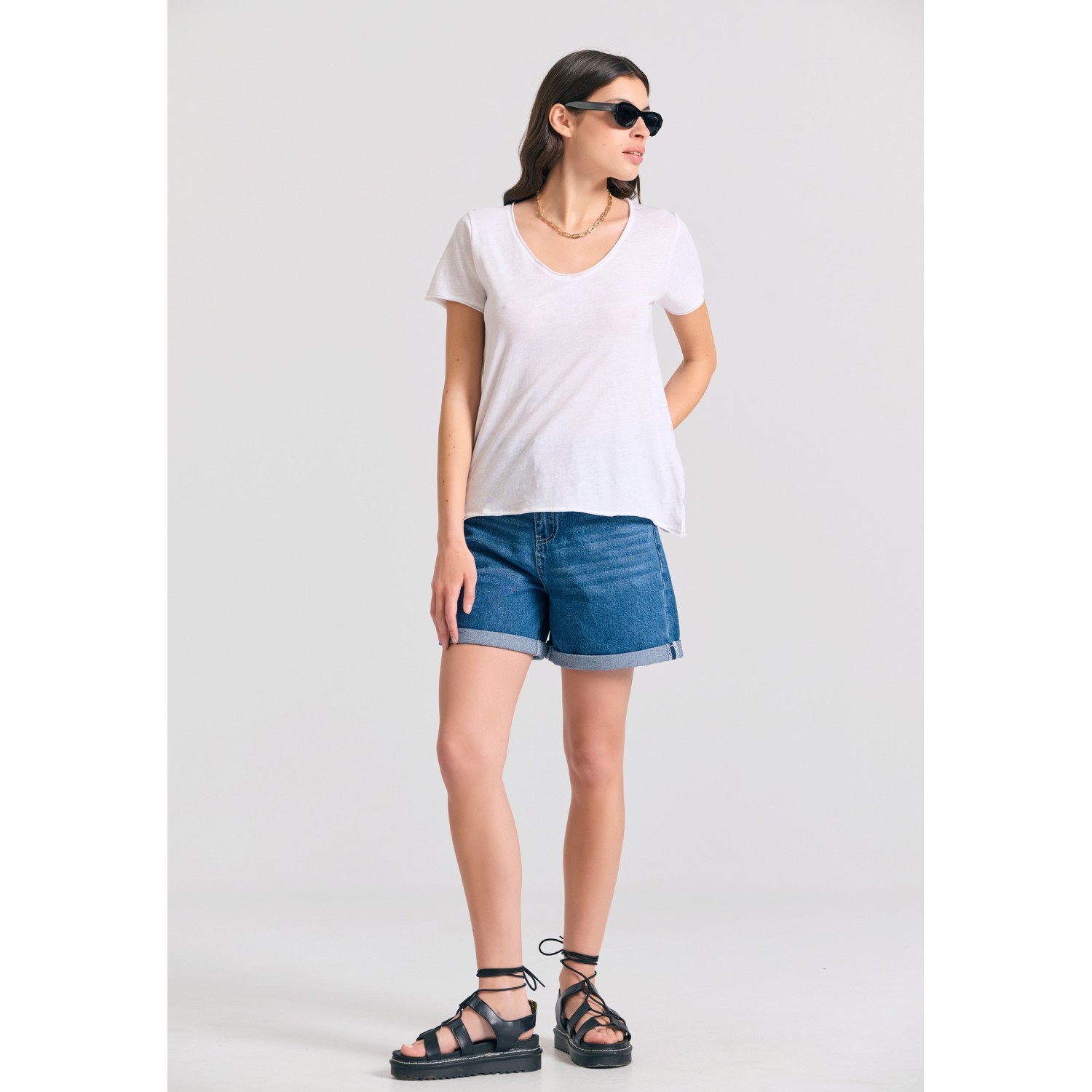 Γυναικείο V-neck t-shirt με raw edges - The essent Γυναικείο V-neck t-shirt με raw edges - The essent