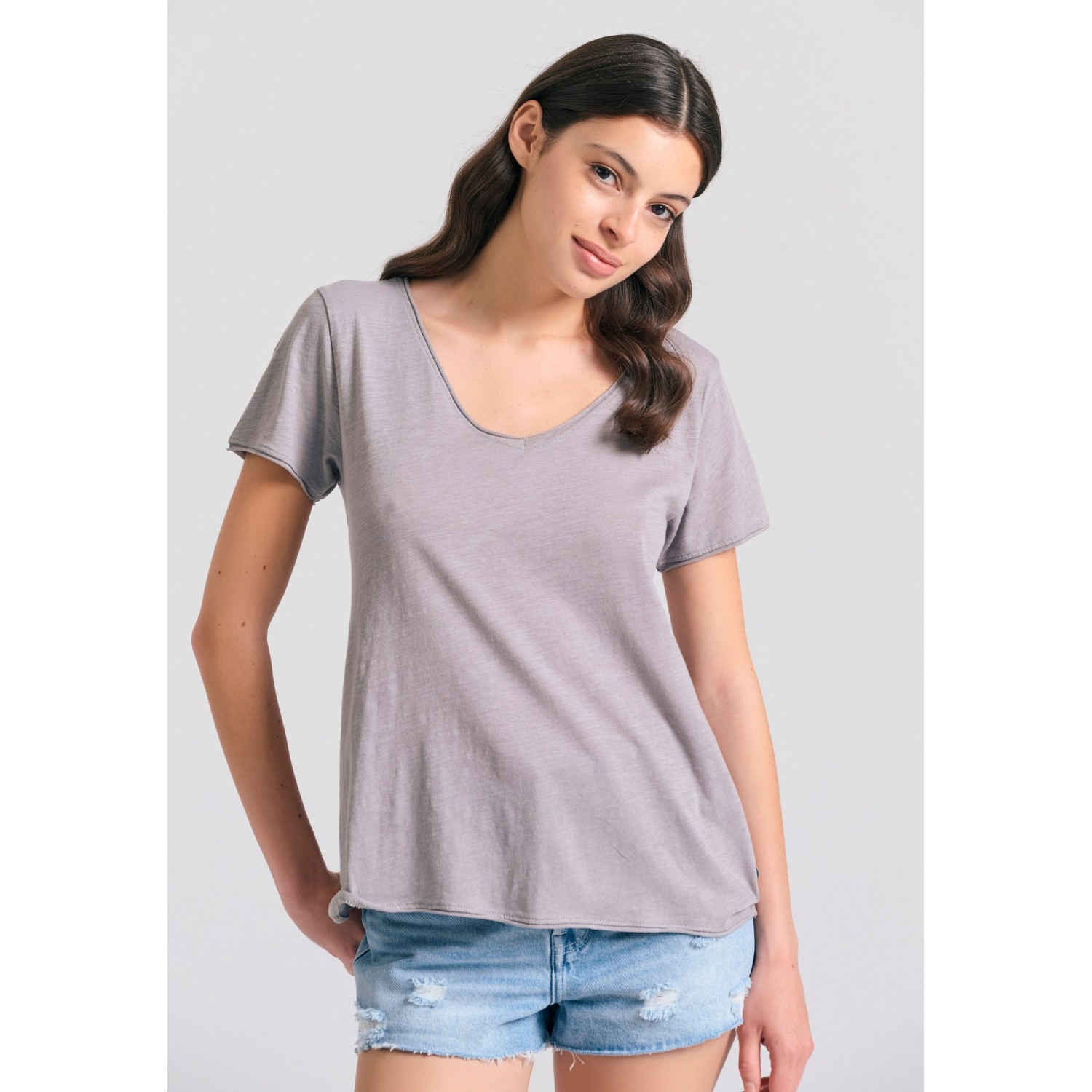 Γυναικείο V-neck t-shirt με raw edges - The essent