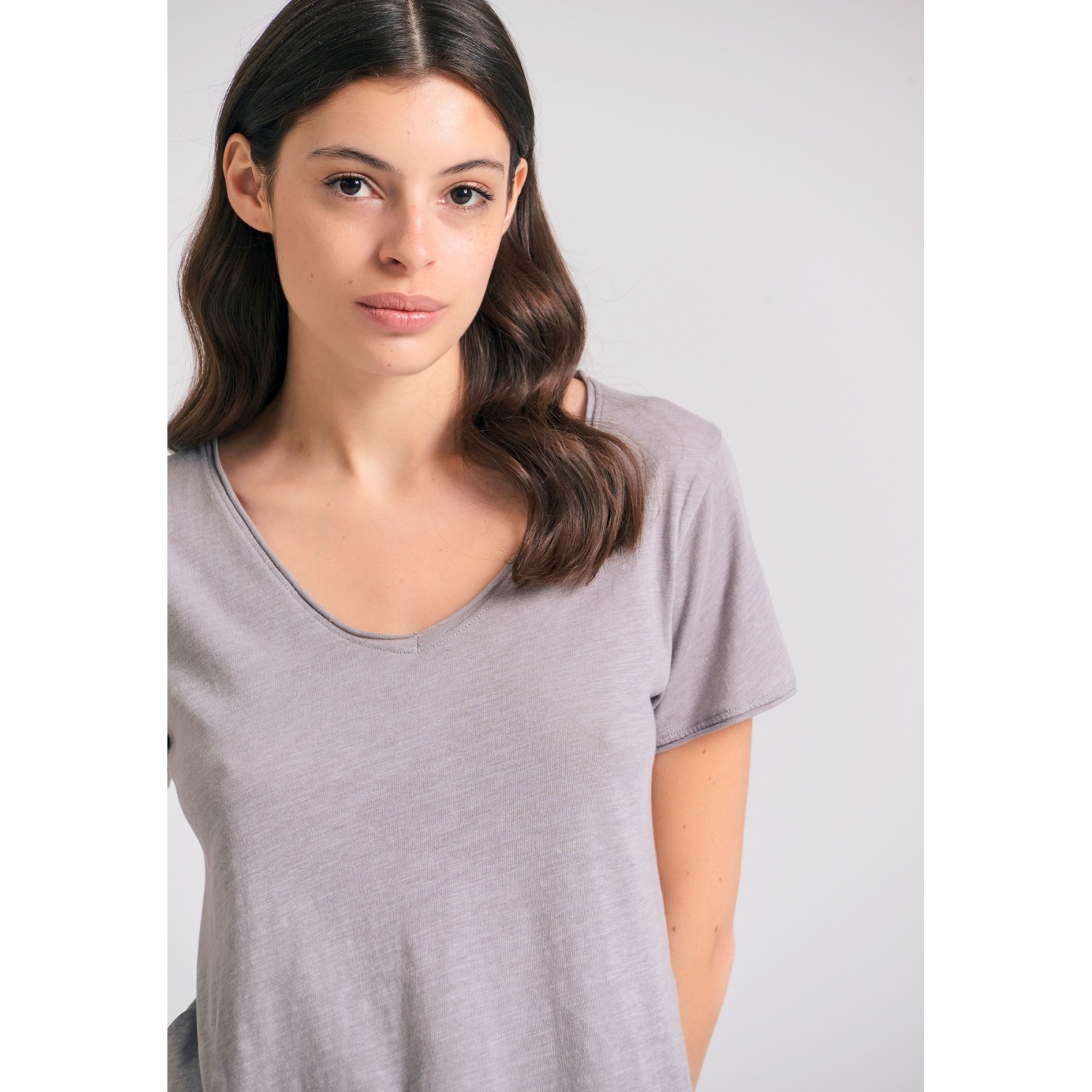 Γυναικείο V-neck t-shirt με raw edges - The essent
