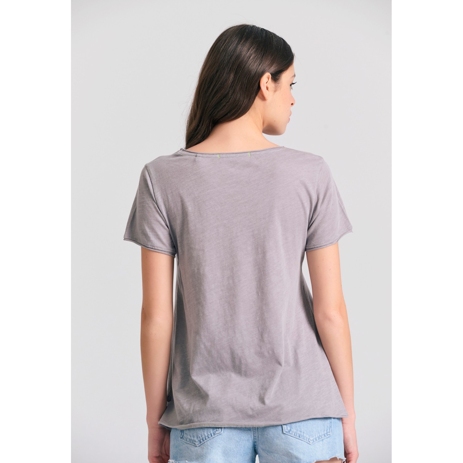 Γυναικείο V-neck t-shirt με raw edges - The essent