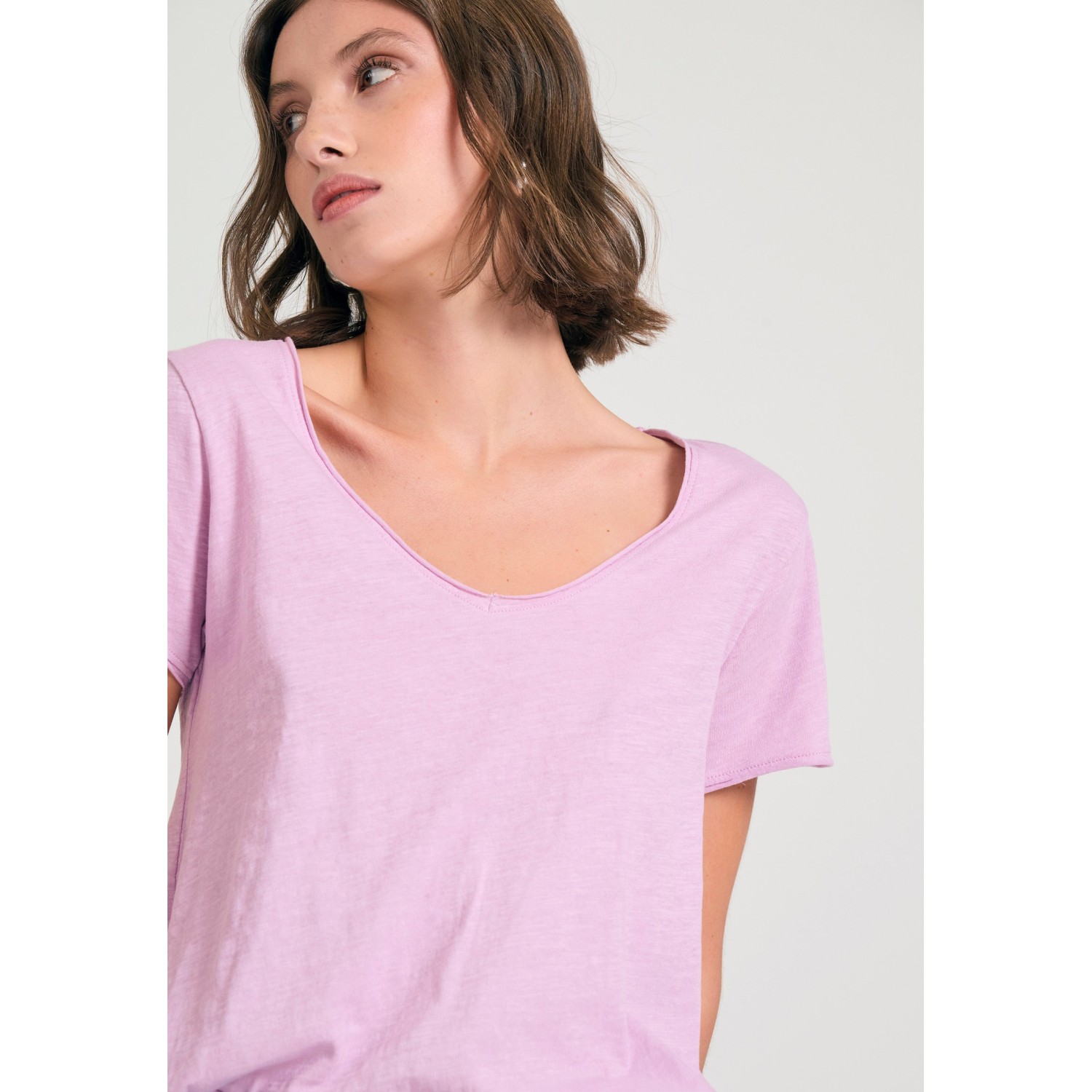 Γυναικείο V-neck t-shirt με raw edges - The essent