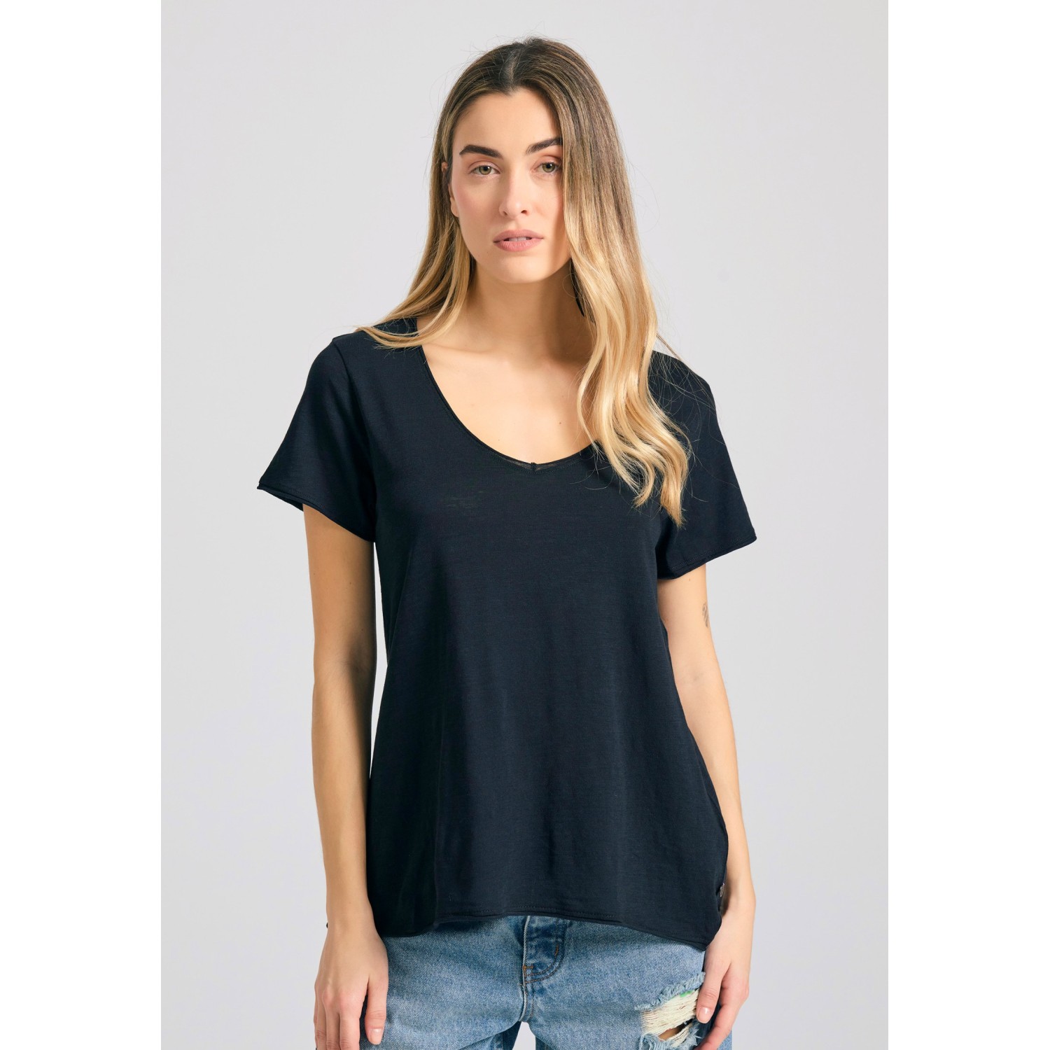 Γυναικείο V-neck t-shirt με raw edges - The essent