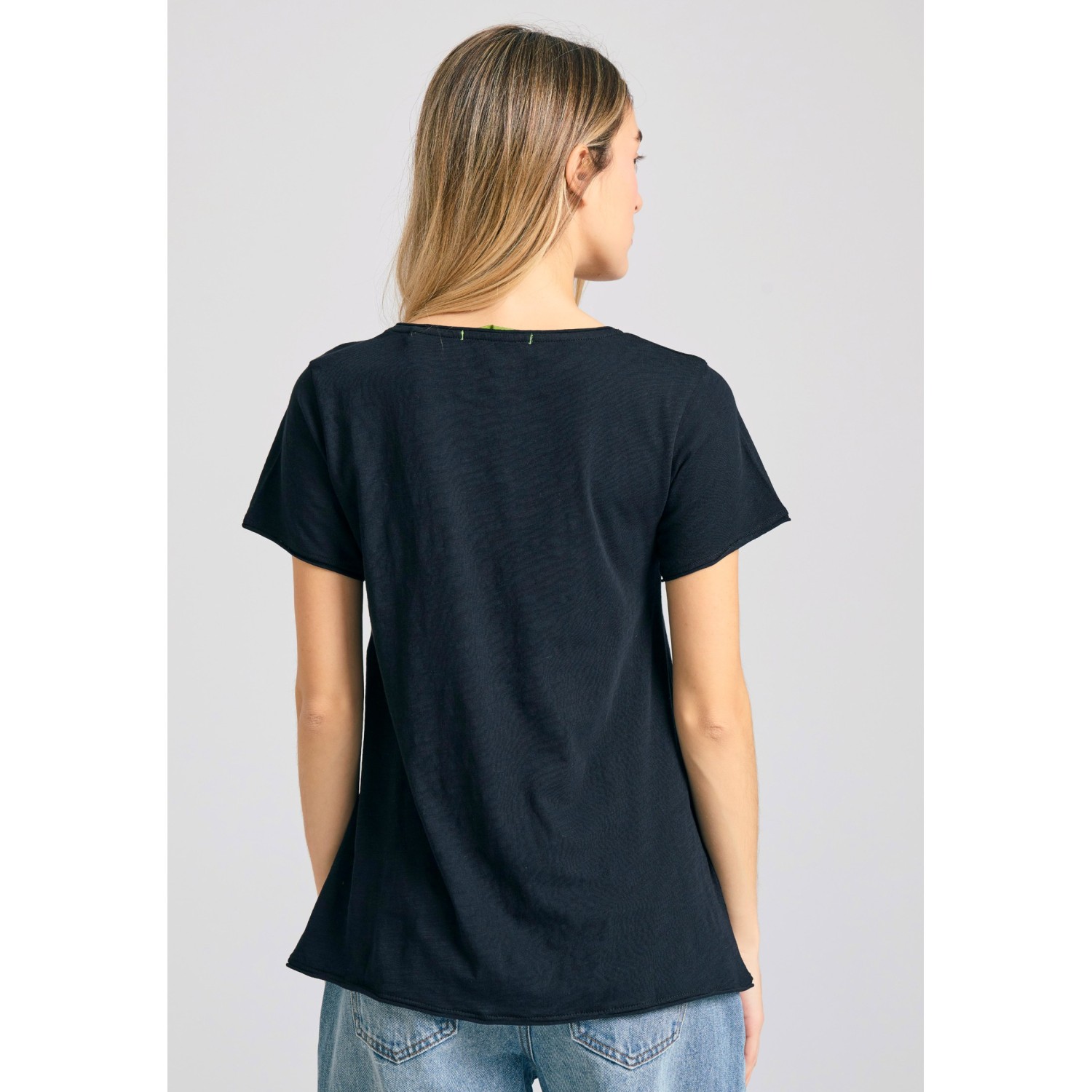 Γυναικείο V-neck t-shirt με raw edges - The essent