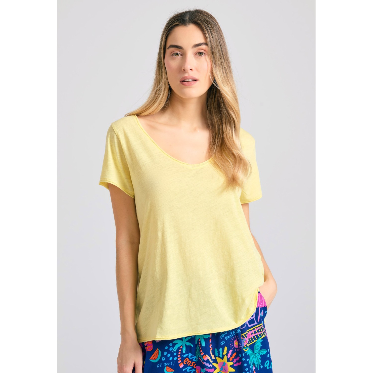 Γυναικείο V-neck t-shirt με raw edges - The essent