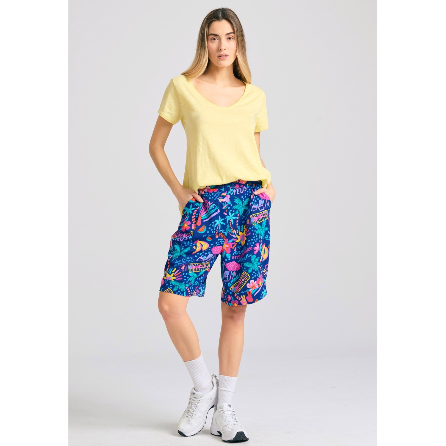 Γυναικείο V-neck t-shirt με raw edges - The essent