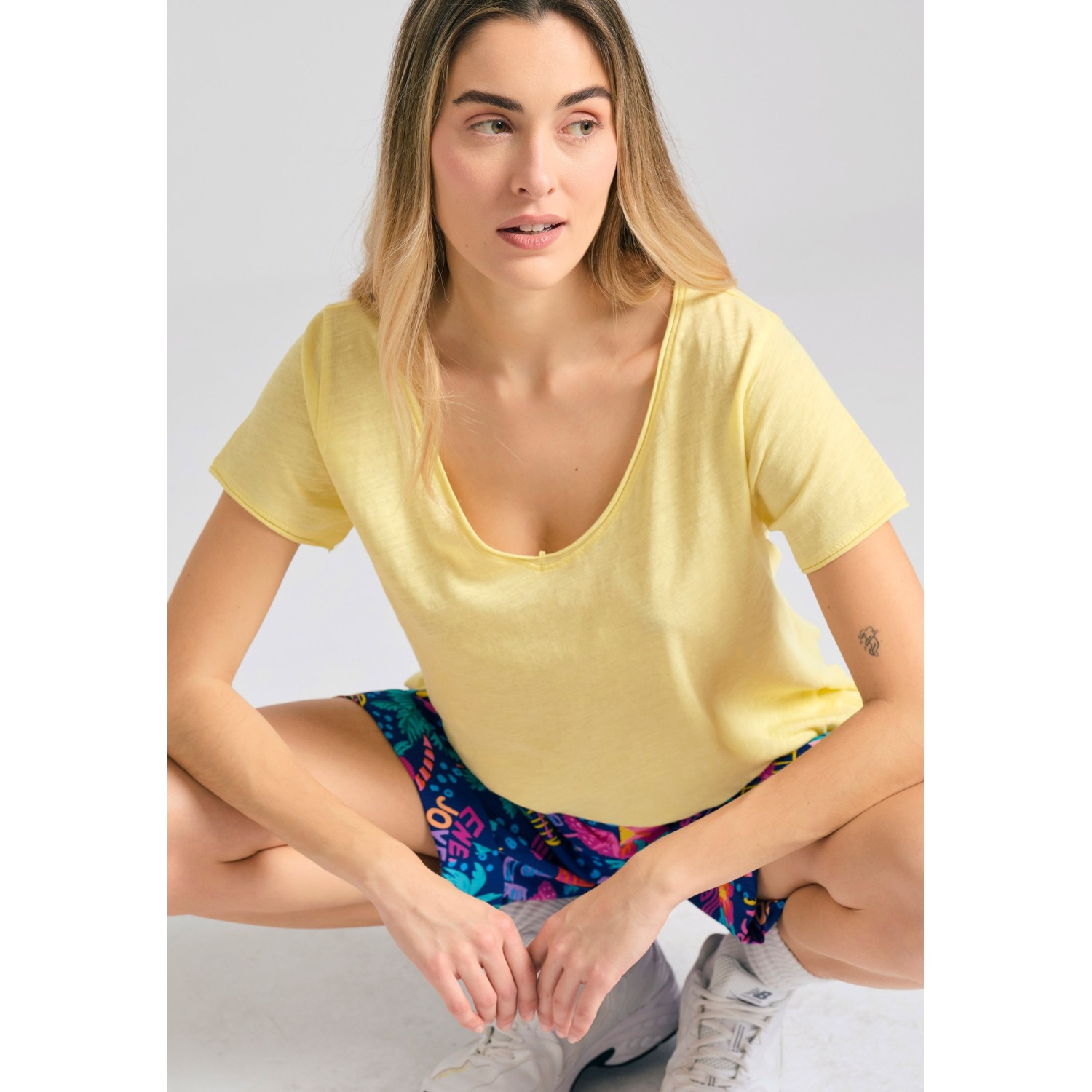Γυναικείο V-neck t-shirt με raw edges - The essent