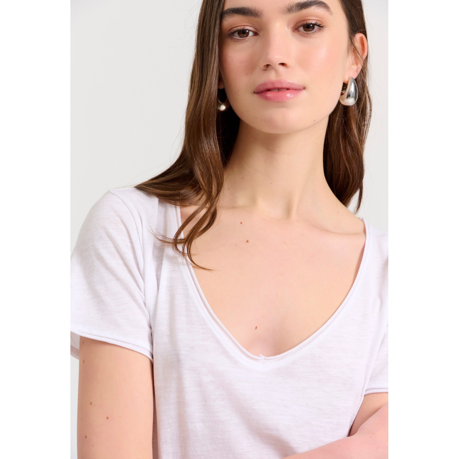 Γυναικείο V-neck μονόχρωμο t-shirt - The essential
