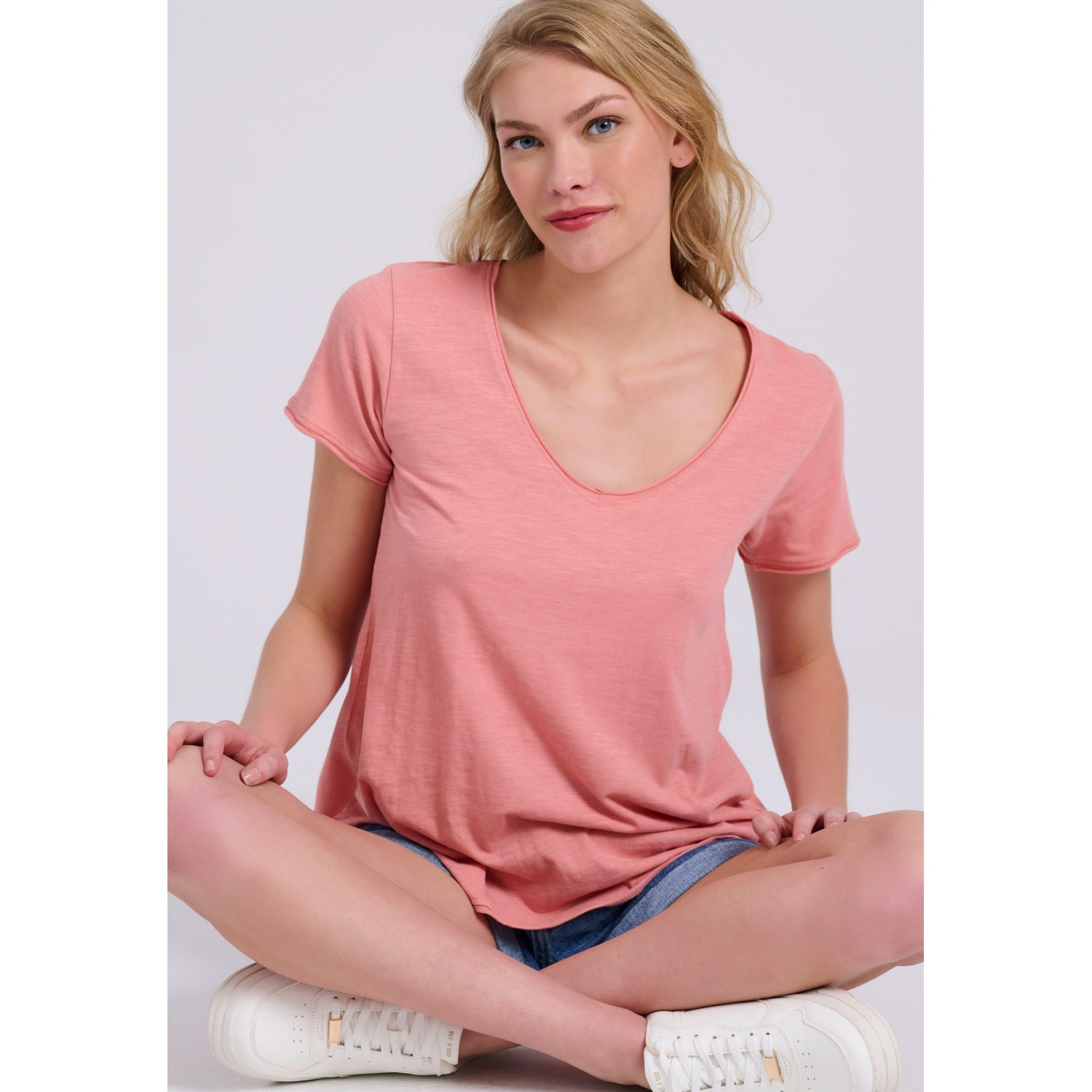Γυναικείο V-neck μονόχρωμο t-shirt - The essential