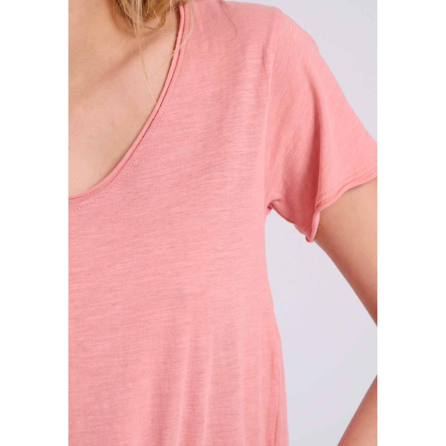 Γυναικείο V-neck μονόχρωμο t-shirt - The essential