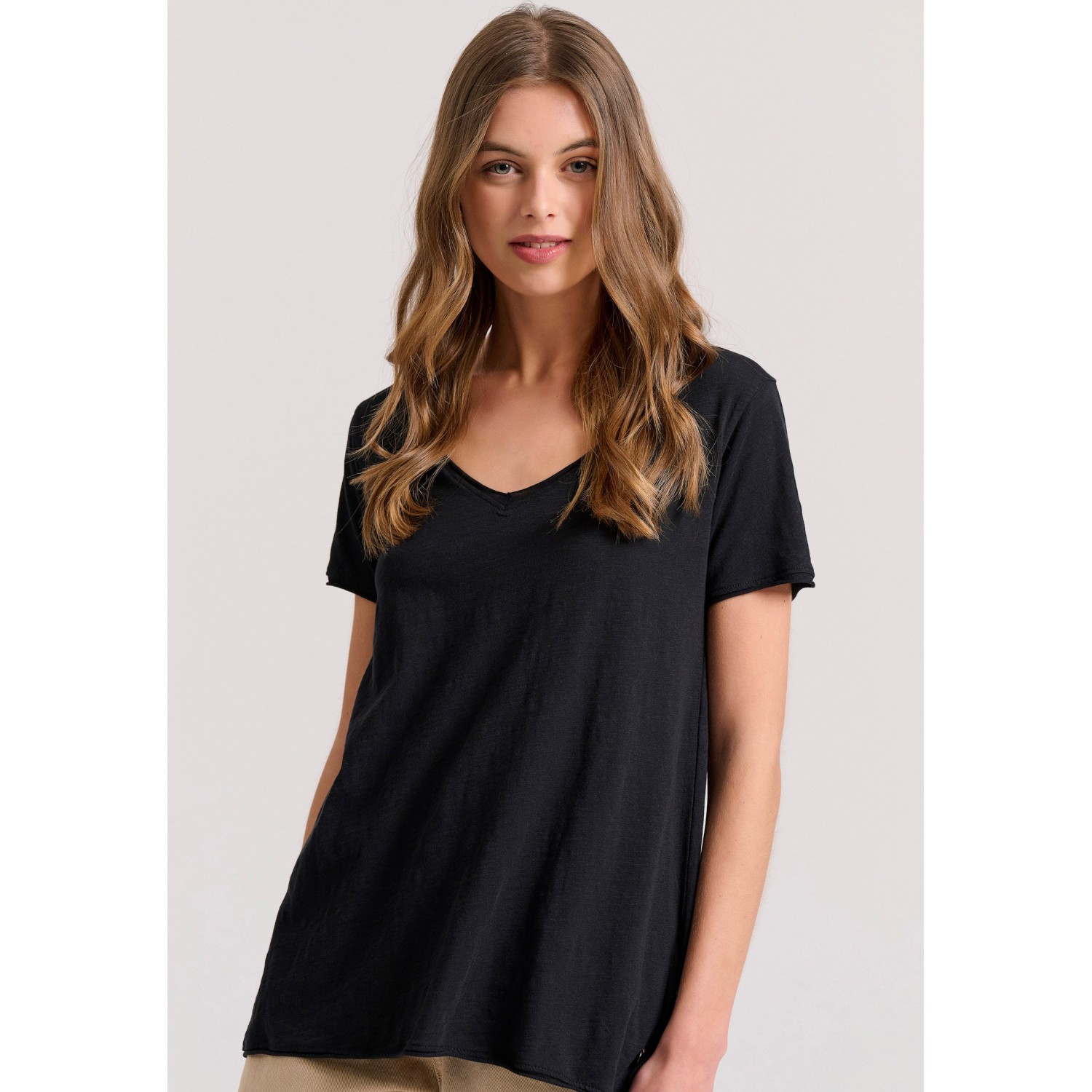Γυναικείο V-neck μονόχρωμο t-shirt - The essential