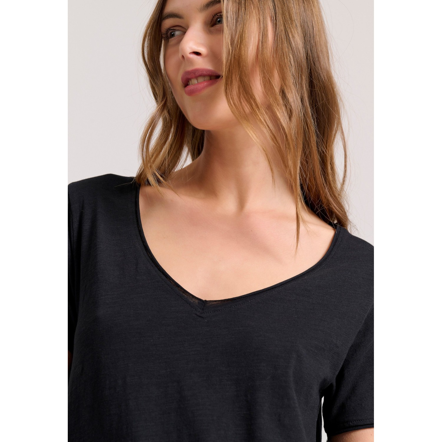 Γυναικείο V-neck μονόχρωμο t-shirt - The essential