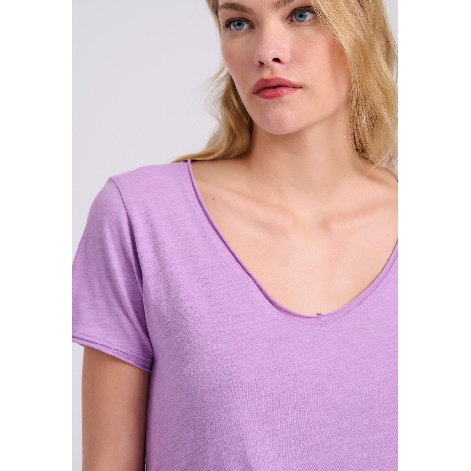 Γυναικείο V-neck μονόχρωμο t-shirt - The essential