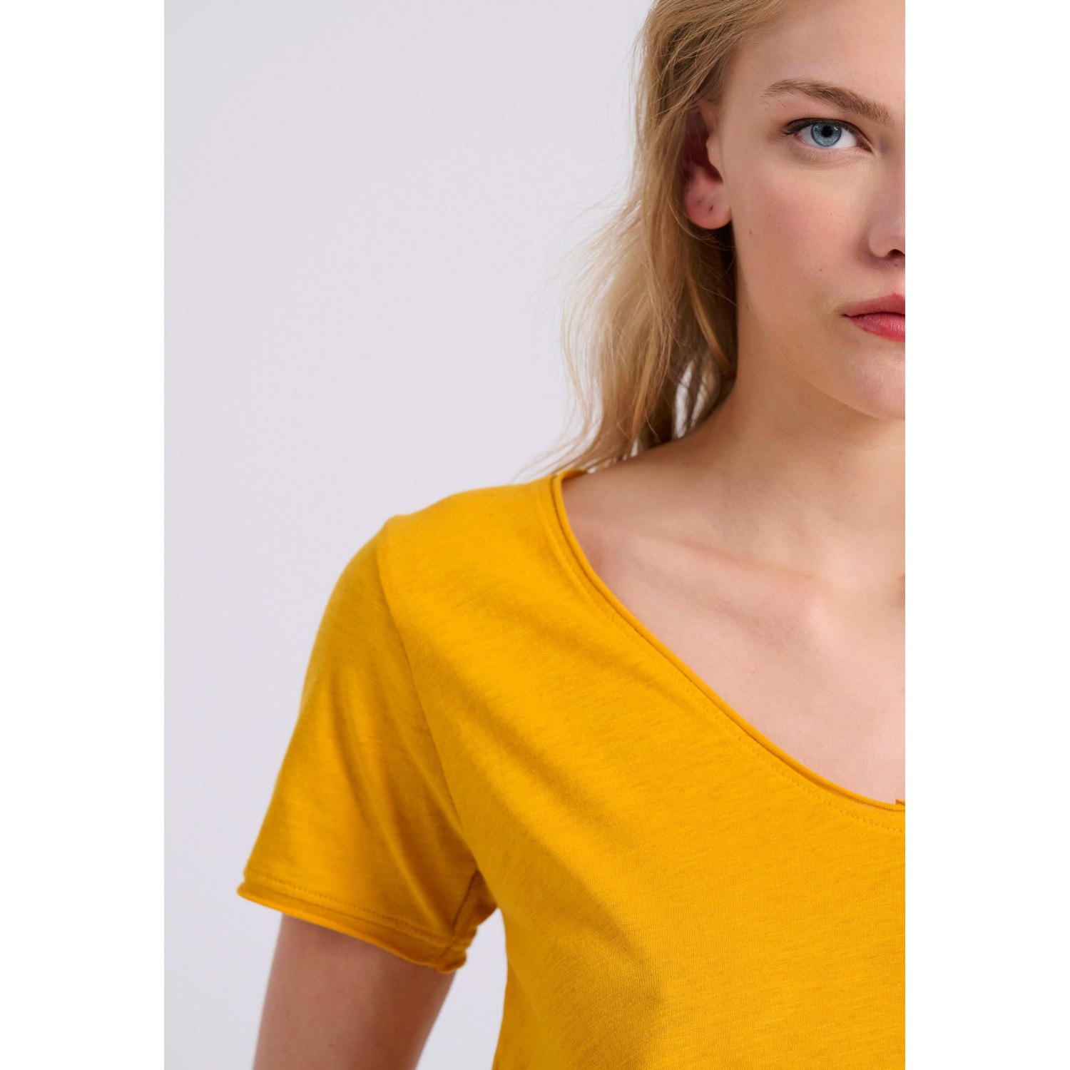 Γυναικείο V-neck μονόχρωμο t-shirt - The essential