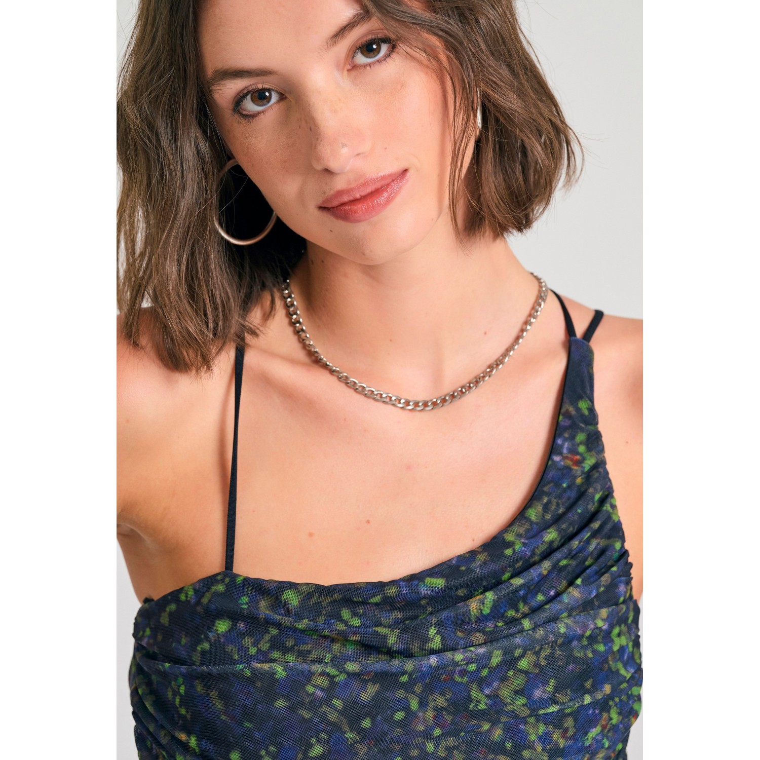 Εμπριμέ off shoulder κορμάκι με τούλι