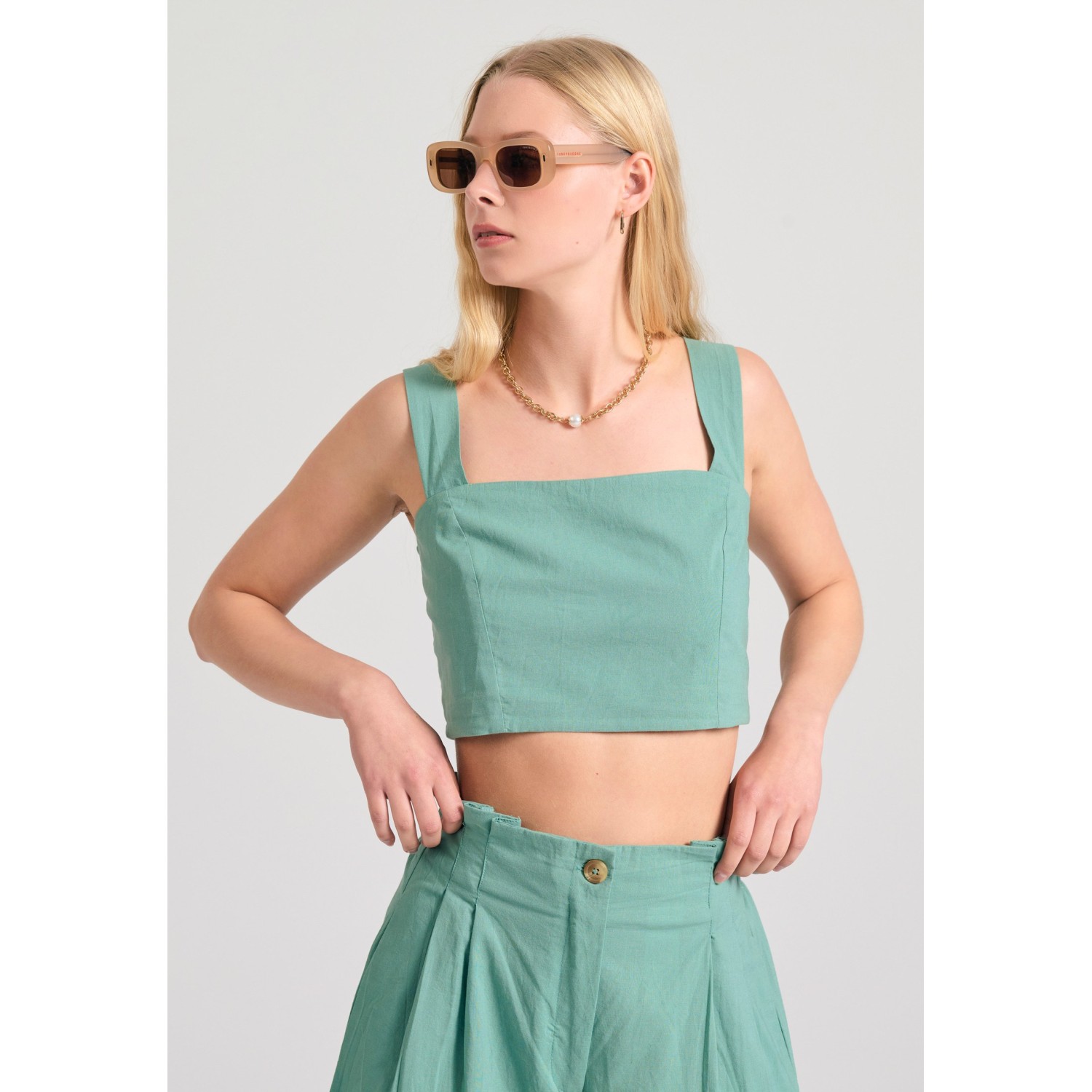 Μονόχρωμο βαμβακερό cropped top