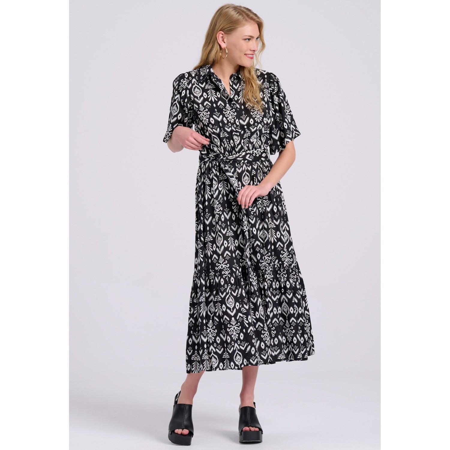 Σεμιζιέ εμπριμέ μάξι φόρεμα με βολάν σε boho look
