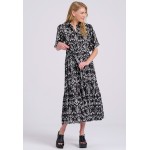 Σεμιζιέ εμπριμέ μάξι φόρεμα με βολάν σε boho look
