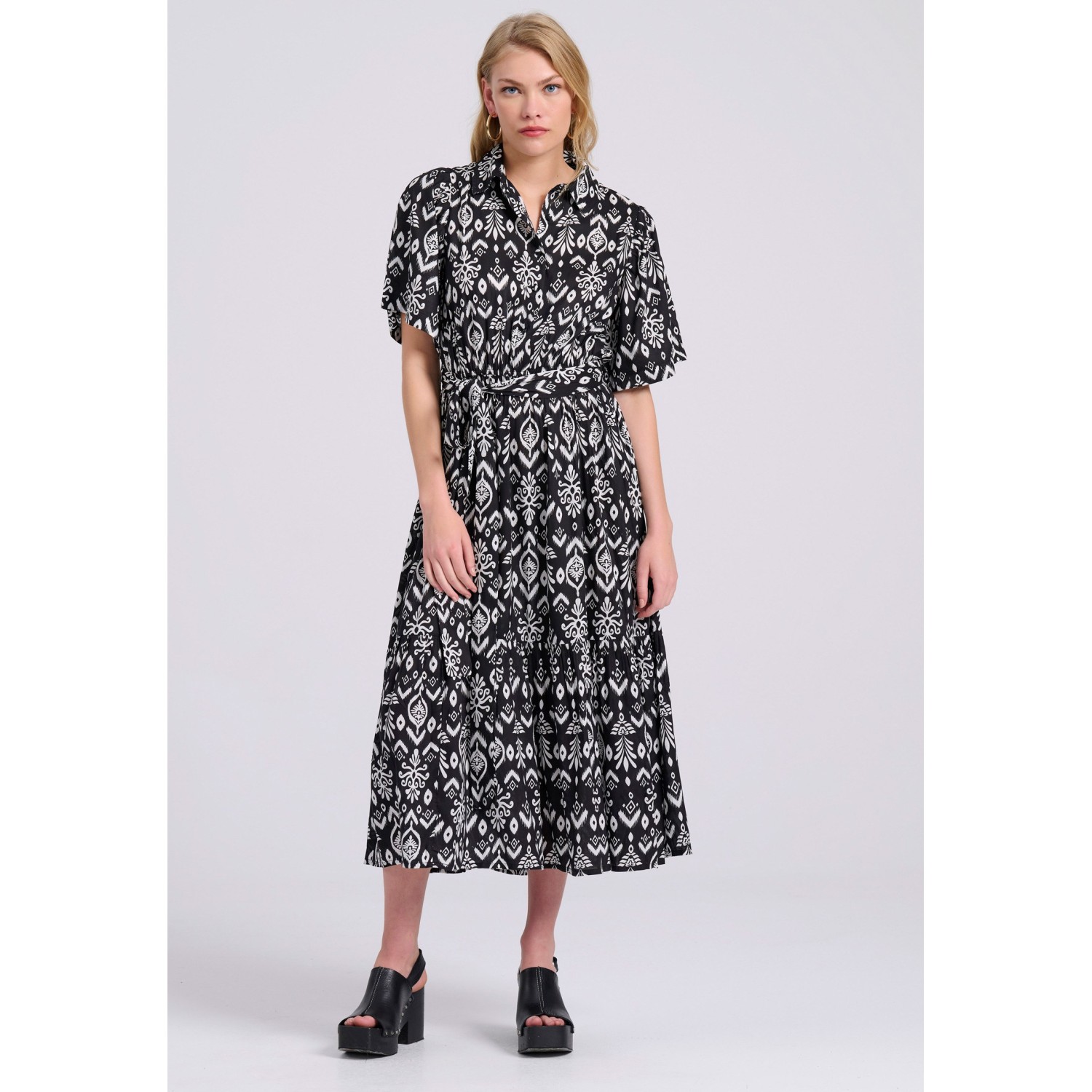 Σεμιζιέ εμπριμέ μάξι φόρεμα με βολάν σε boho look