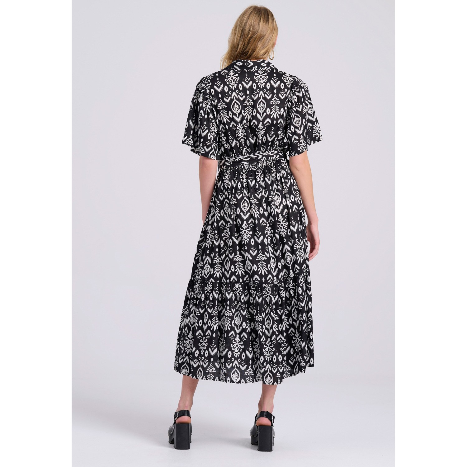 Σεμιζιέ εμπριμέ μάξι φόρεμα με βολάν σε boho look